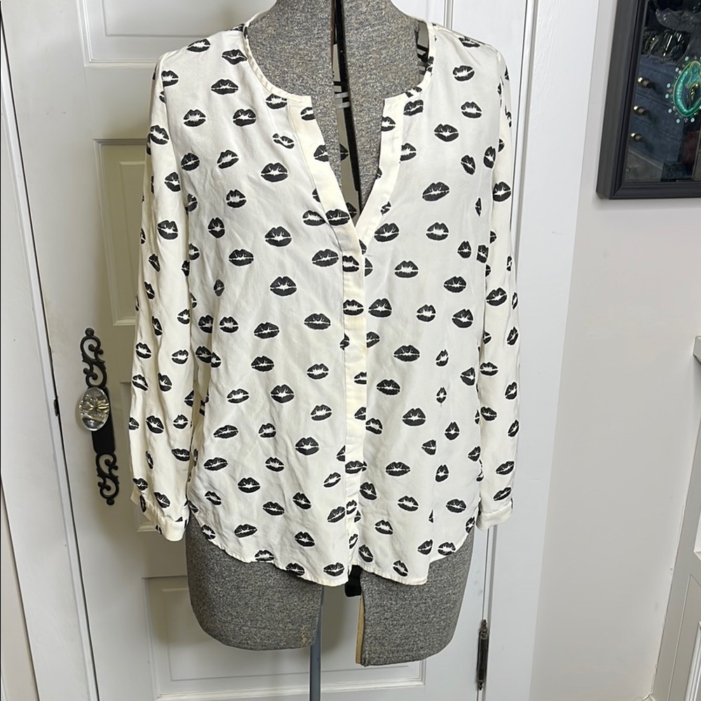 100% silk Women's White and Black Lip Print Top